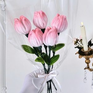 Bouquet de tulipes blanches rosées