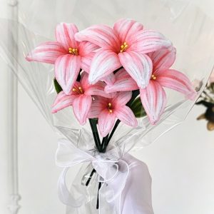 Bouquet de Lys blanches rosées