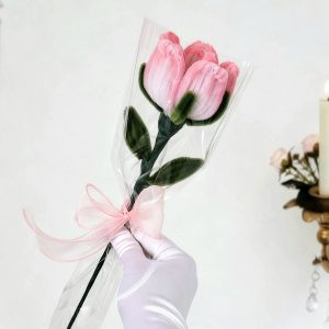 Rose éternelle blanche rosée