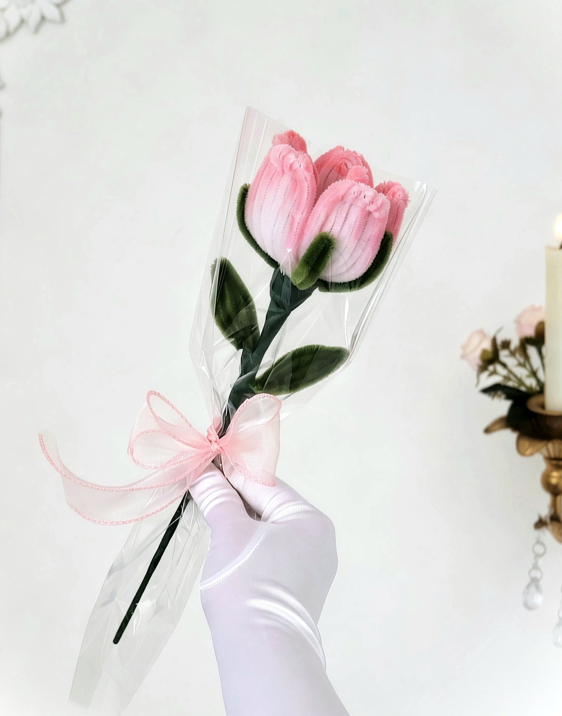 Rose éternelle blanche rosée