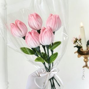 Bouquet de tulipes blanches rosées